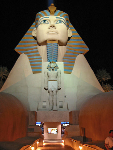 Foto Hotel Luxor bei Nacht